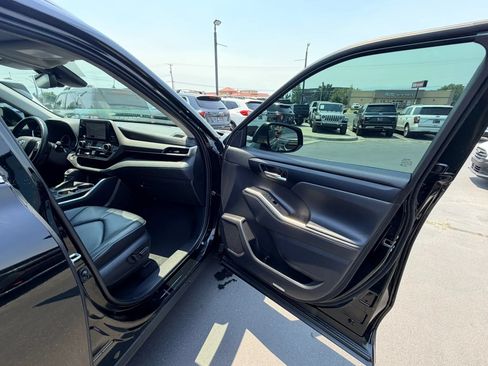 Used 2023 Toyota Highlander XLE AWD/4WD image 27