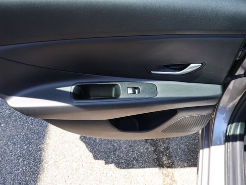 Used 2022 Hyundai Elantra SE FWD image 9
