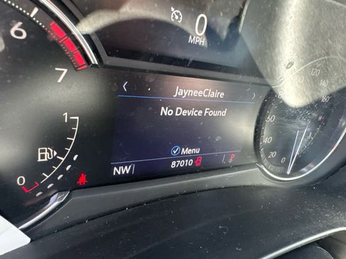 Used 2023 Cadillac XT4 Luxury w/ Cold Weather Package FWD image 8