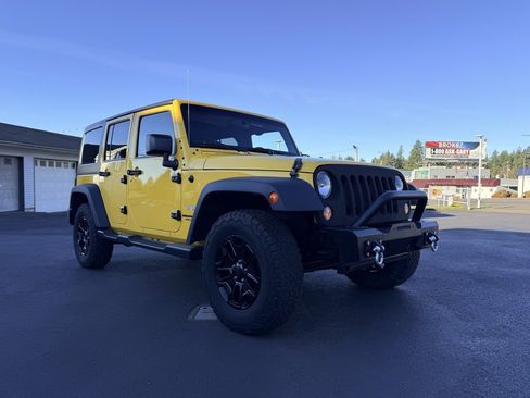 Used 2015 Jeep Wrangler Unlimited Sahara w/ Connectivity Group image 7