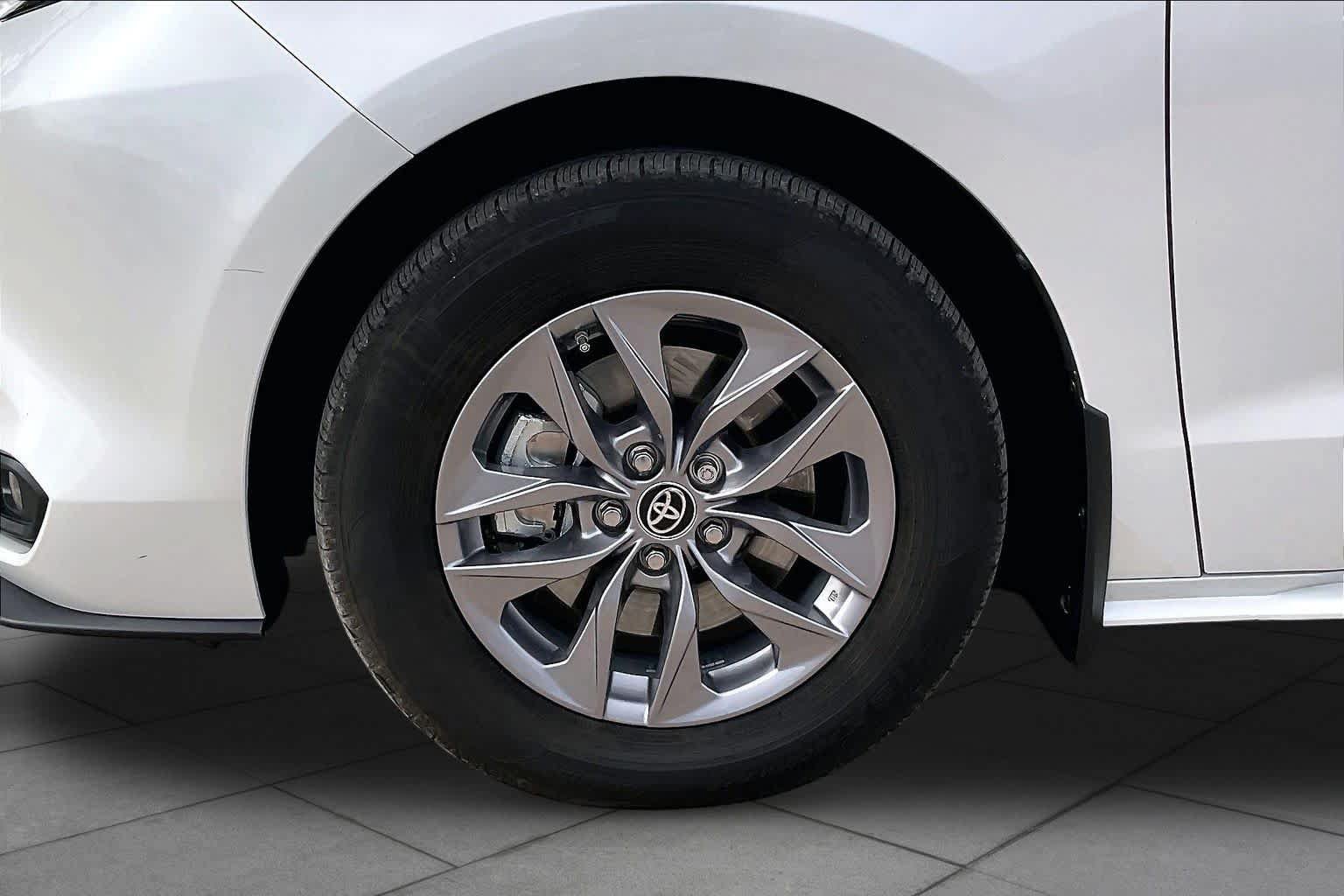 Used 2025 Toyota Sienna XLE FWD image 10