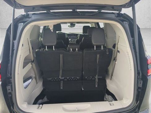 Used 2024 Chrysler Pacifica Touring-L image 6