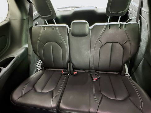 Used 2022 Chrysler Pacifica Touring-L w/ S Appearance Package image 28