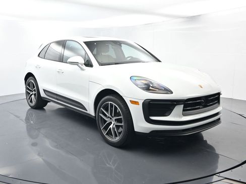 Used 2025 Porsche Macan image 17