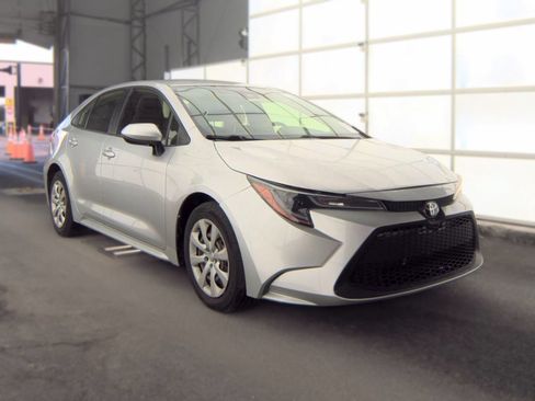 Used 2020 Toyota Corolla LE FWD image 2