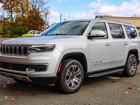 Used 2022 Jeep Wagoneer Series III w/ Flexible Seating Group image 3