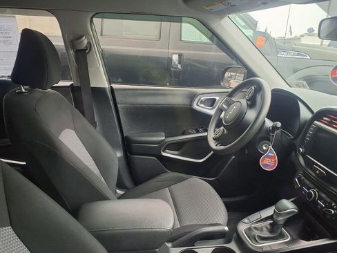 Used 2023 Kia Soul LX w/ LX Technology Package image 8