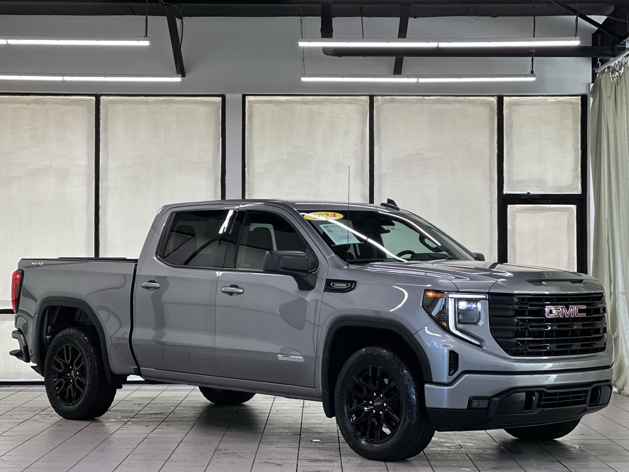Used 2025 GMC Sierra 1500 Elevation AWD/4WD image 1