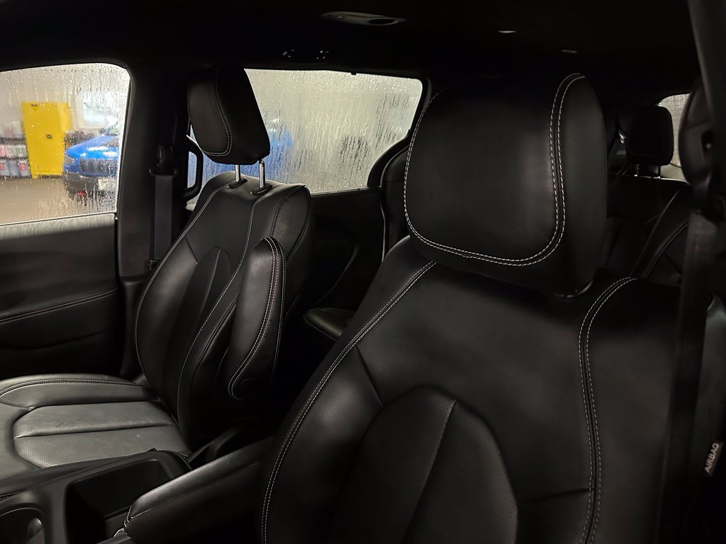 Used 2025 Chrysler Pacifica Select FWD image 3
