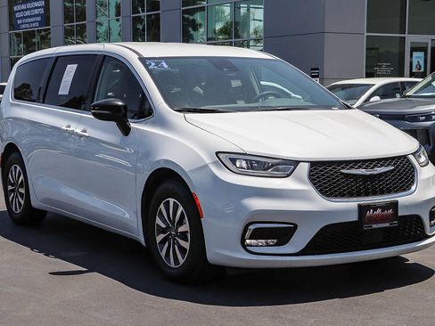 Used 2024 Chrysler Pacifica Limited FWD image 3
