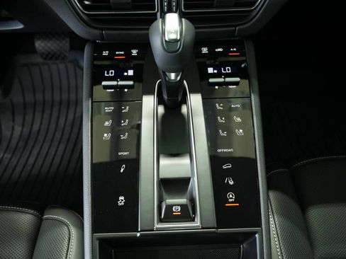 Certified 2025 Porsche Macan AWD/4WD image 23