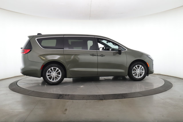 New 2027 Chrysler Pacifica Select FWD image 6