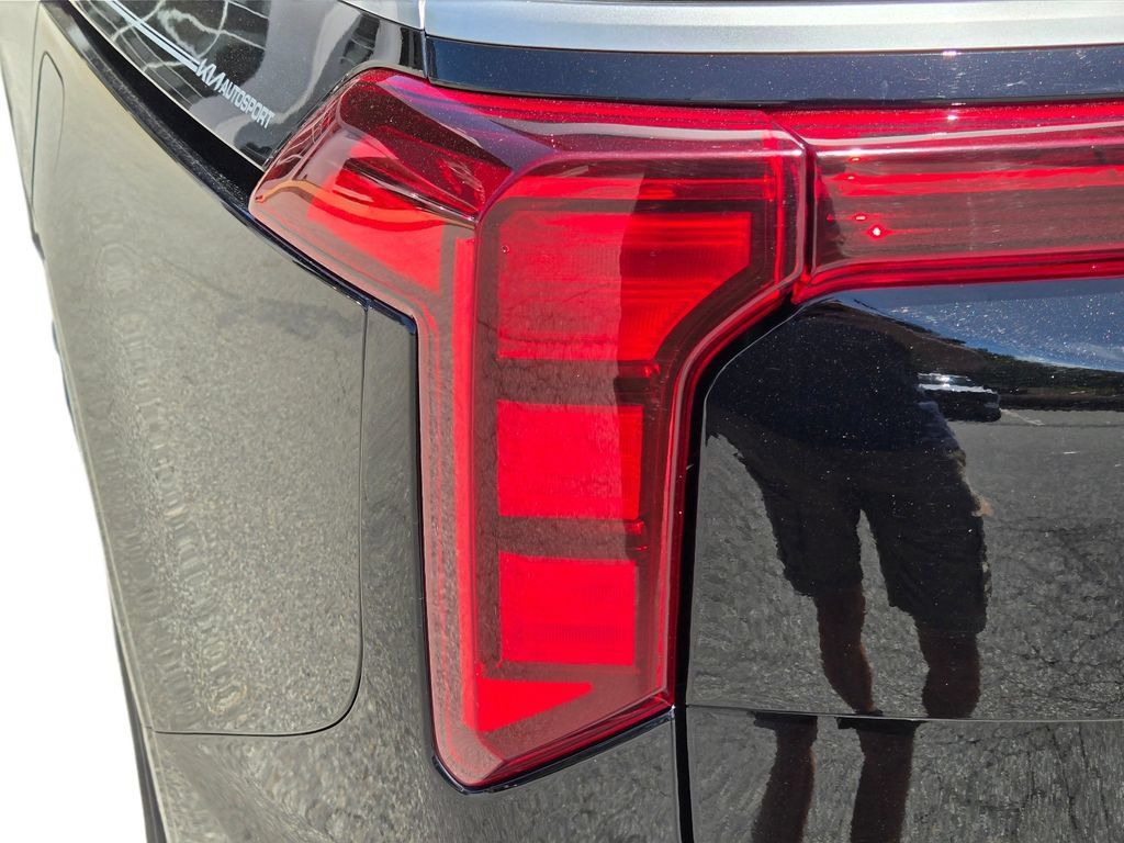 Certified 2025 Kia Carnival FWD image 11