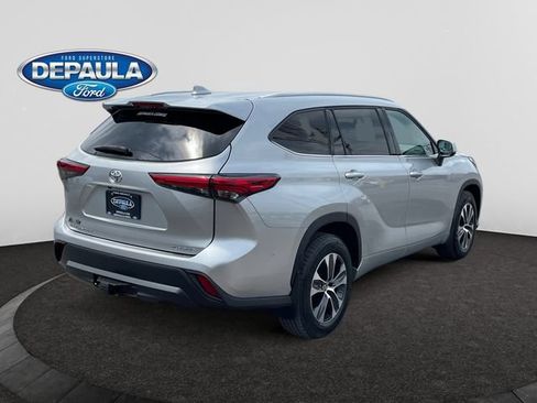Used 2022 Toyota Highlander XLE AWD/4WD image 7