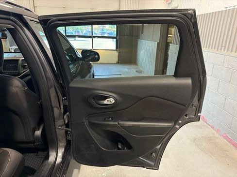 Used 2015 Jeep Cherokee Latitude w/ Cold Weather Group AWD/4WD image 13