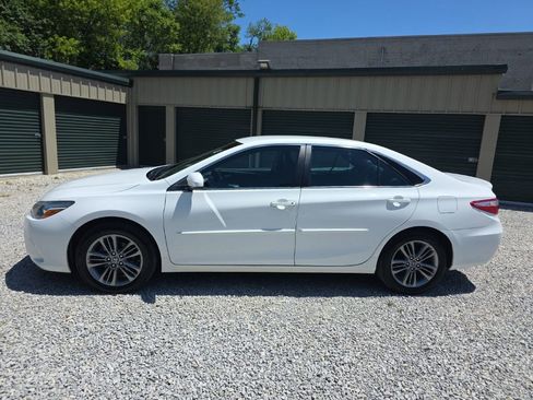 Certified 2017 Toyota Camry SE FWD image 3