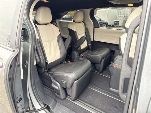 Used 2026 Toyota Sienna Platinum image 11