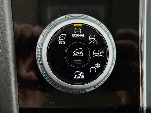 Used 2024 Mitsubishi Outlander SE image 25