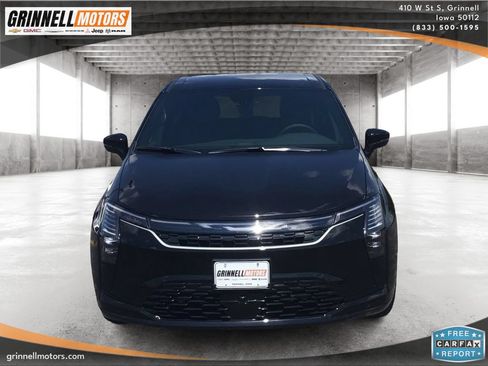New 2027 Chrysler Pacifica Select AWD/4WD image 2