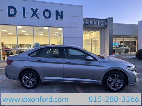 Used 2024 Volkswagen Jetta SE image 8