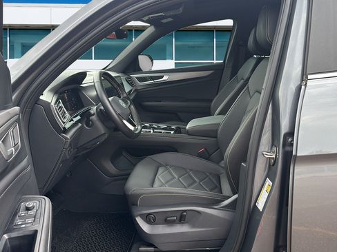 Used 2025 Volkswagen Atlas Cross Sport SE AWD/4WD image 12
