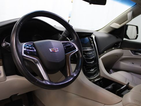 Used 2019 Cadillac Escalade Luxury image 17