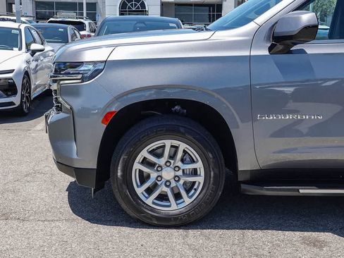Used 2022 Chevrolet Suburban LT RWD image 9