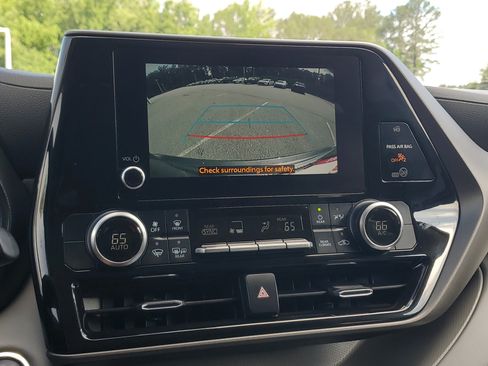 Used 2023 Toyota Highlander LE FWD image 24