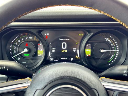 Used 2024 Jeep Wrangler Unlimited Sahara image 27