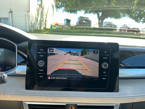 Used 2025 Volkswagen Taos SE w/ Panoramic Sunroof Package FWD image 16