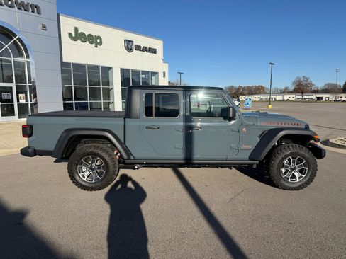 Used 2025 Jeep Gladiator Mojave w/ Convenience Group image 2