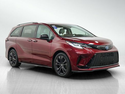 Used 2025 Toyota Sienna XSE FWD image 7