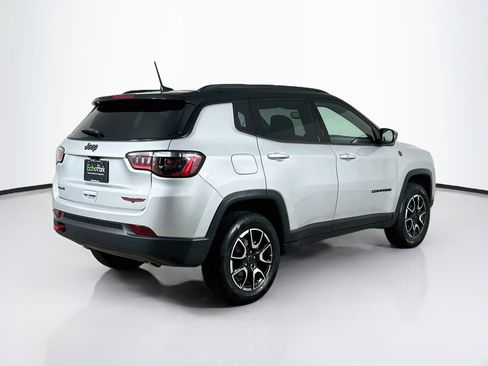 Used 2025 Jeep Compass Trailhawk AWD/4WD image 9