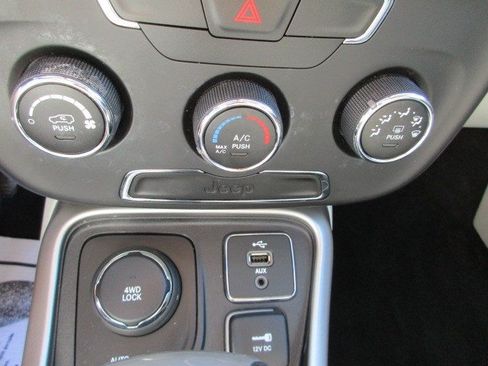 Used 2017 Jeep Compass Latitude AWD/4WD image 23