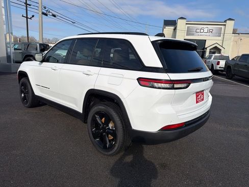 Used 2023 Jeep Grand Cherokee Limited w/ Black Appearance Package image 4
