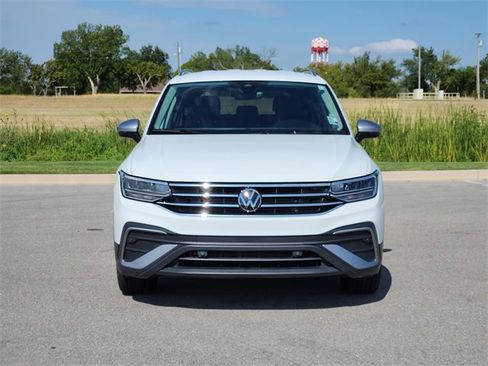 Used 2024 Volkswagen Tiguan SE image 2