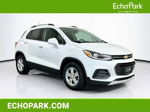 Used 2017 Chevrolet Trax LT w/ LT Convenience Package FWD image 1