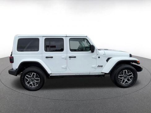Used 2025 Jeep Wrangler Unlimited Sahara AWD/4WD image 16