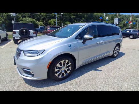 Used 2023 Chrysler Pacifica Pinnacle FWD image 4