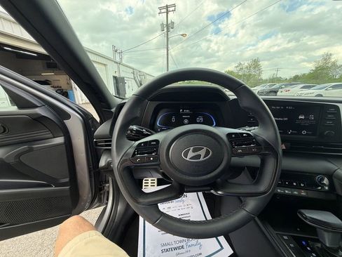 Used 2025 Hyundai Elantra Sport FWD image 14