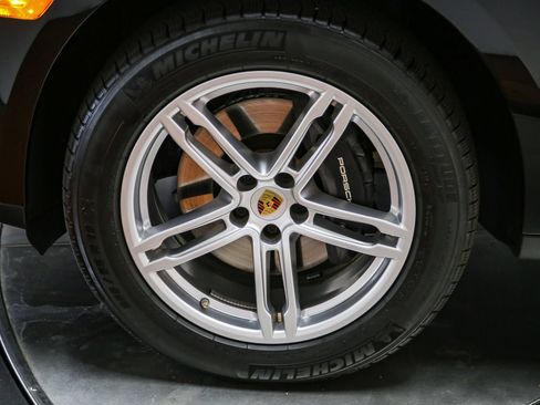 Certified 2025 Porsche Macan AWD/4WD image 13
