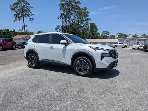 Used 2024 Nissan Rogue SV AWD/4WD image 2
