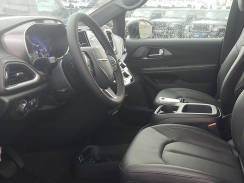 New 2026 Chrysler Pacifica Select image 2