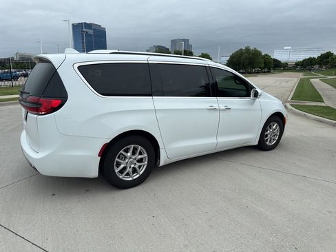 Used 2021 Chrysler Pacifica Touring-L FWD image 3