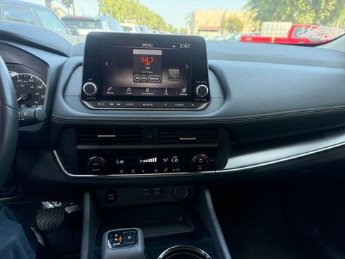 Used 2025 Nissan Rogue SV FWD image 17