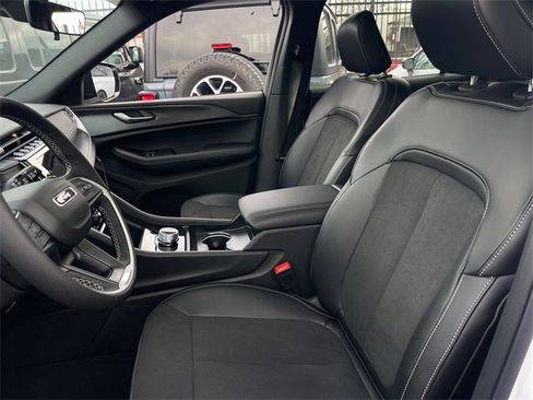 New 2025 Jeep Grand Cherokee L Altitude image 9