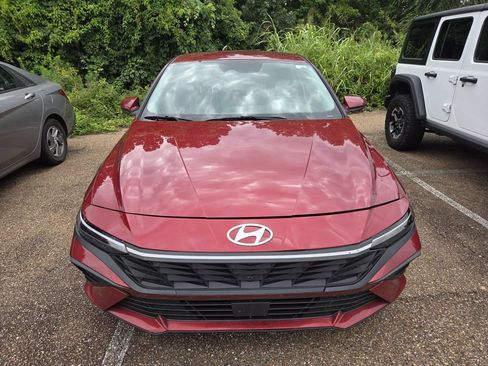 Used 2024 Hyundai Elantra SE FWD image 2