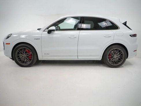 Certified 2025 Porsche Cayenne Turbo image 2