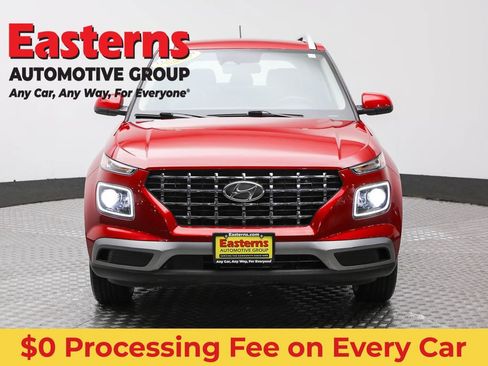 Used 2023 Hyundai Venue Limited FWD image 2