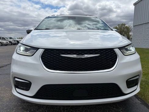 Used 2023 Chrysler Pacifica Limited FWD image 7